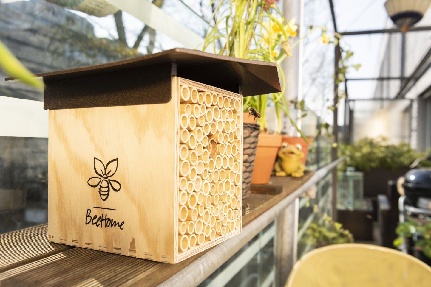 BeeHome auf dem Balkon. Mit Leinöl bleibt es lange schön.
